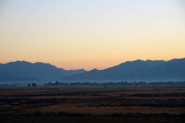 Dağ ve Dawn gökyüzü