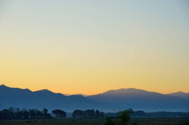 Dağ ve Dawn gökyüzü
