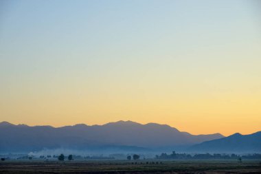 Dağ ve Dawn gökyüzü