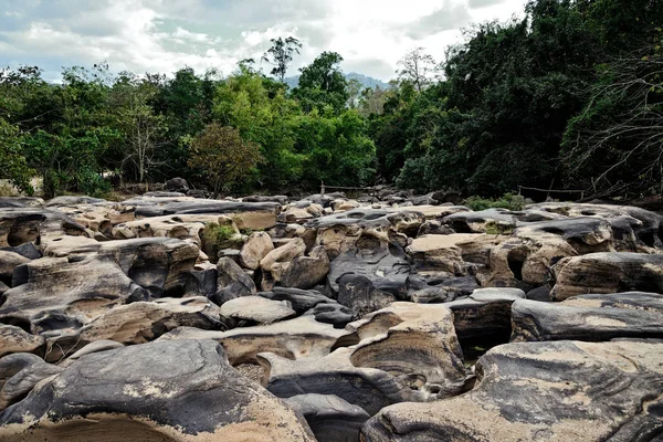 Stroom van de rivier met rotsen in bos — Stockfoto