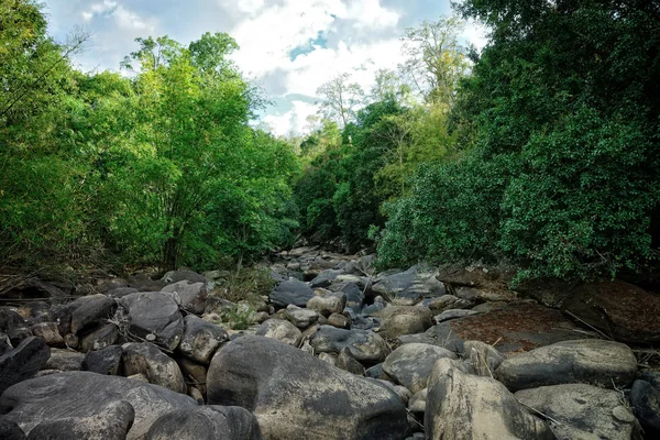 De stroom van de rivier met rotsen in bos: Thailand — Stockfoto