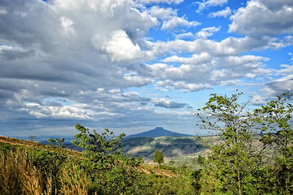 Paisaje montañas y cielo azul con nubes: Tailandia — Foto de Stock