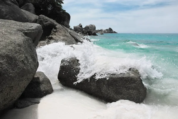 Roca y mar en la playa — Foto de Stock