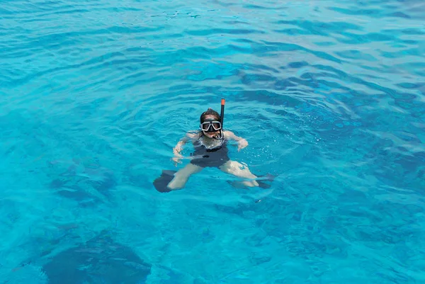 Junge Frau schnorchelt im Ozean — Stockfoto