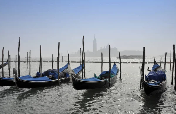 Gondolas in Canal Grande with San Giorgio maggiore island — Stock Photo, Image