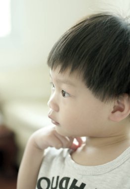 Genç çocuk arıyor: yakın