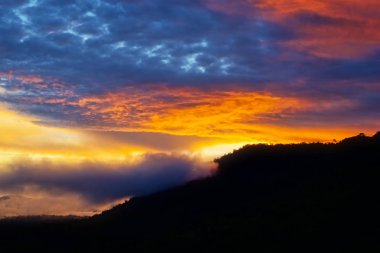 Yağmur Dağı'nda sonra Günbatımı: Khao Kho Milli Parkı, Tayland