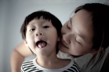 Kameraya bakarak ve surat küçük çocuk: portre