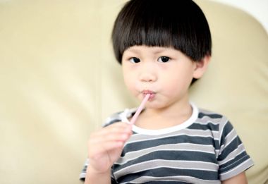 Tatlı küçük çocuk snack yeme