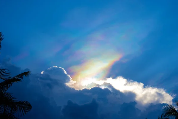 Fenomenalny niebo, Rainbow w błękitne niebo — Zdjęcie stockowe