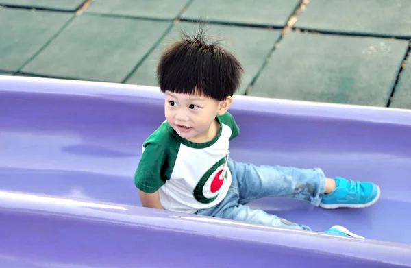 Anak kecil bermain di slider — Stok Foto