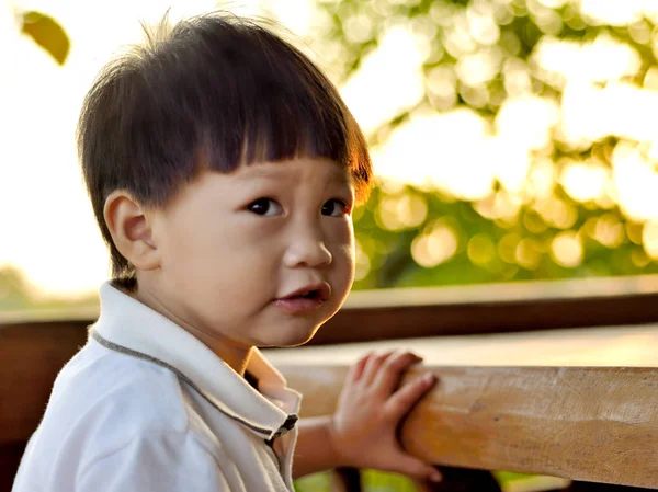 Asyalı çocuk bakmak — Stok fotoğraf