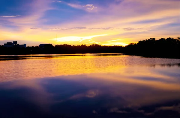 Golden sunset bulvarında göl — Stok fotoğraf