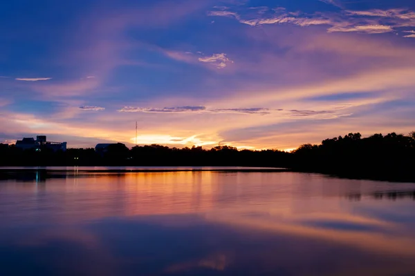 Luz después del atardecer en el lago — Foto de Stock