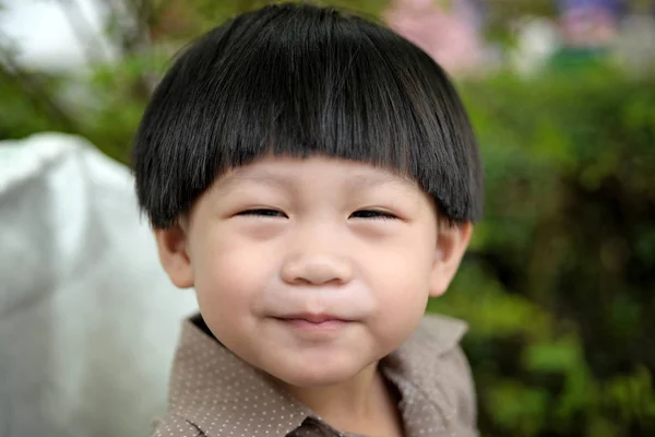 Menino bonito feliz: 2 anos — Fotografia de Stock