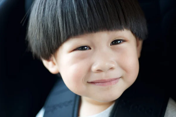 Closeup arabada oturan mutlu küçük çocuk — Stok fotoğraf