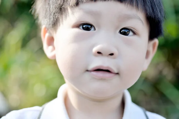 Closeup portret van een jonge jongen camera kijken Rechtenvrije Stockfoto's