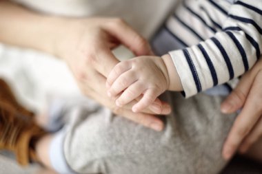 Yumuşak odak ve bebek ve anne ellerin bulanık