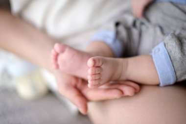 Portre (yumuşak odak ve bulanık): bebek annenin eller ayaklarda 