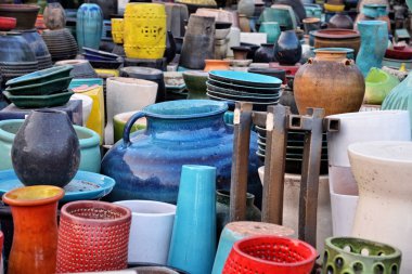 Portre renkli seramik kaplar: Ratchaburi, Tayland