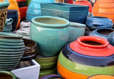 Portre renkli seramik kaplar: Ratchaburi, Tayland