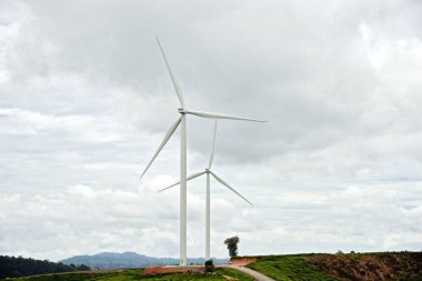 Bulutlu gökyüzü ile Rüzgar jantlar