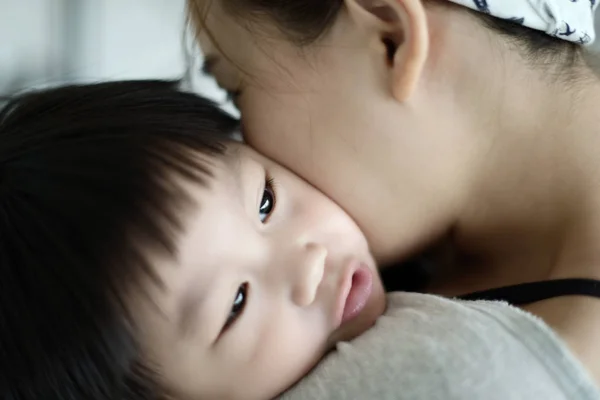 Boldog anya átöleli és megcsókolja fiát — Stock Fotó