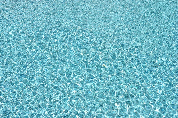 Blaues Poolwasser mit Sonnenreflexen — Stockfoto