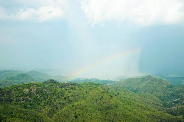 Arco iris en la montaña: Parque Nacional Phu Ruea, Tailandia — Foto de Stock
