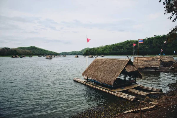 Radeaux de cabane sur le lac dans les montagnes : Huai krathing, Loei, Thaïlande — Photo