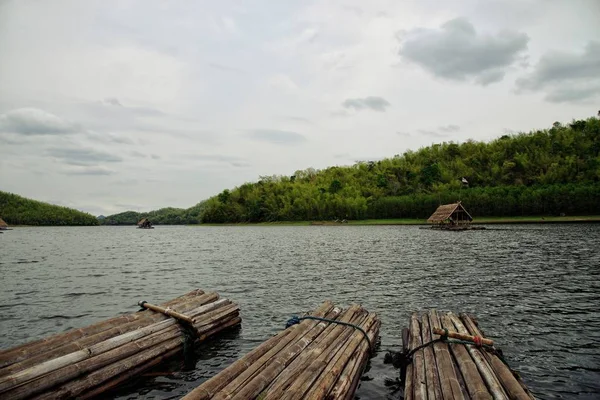 Cabaña balsas en el lago en las montañas: Huai krathing, Loei, Tailandia — Foto de Stock