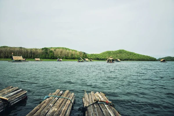小屋筏子在湖中的山： 怀化 krathing，黎府，泰国 — 图库照片