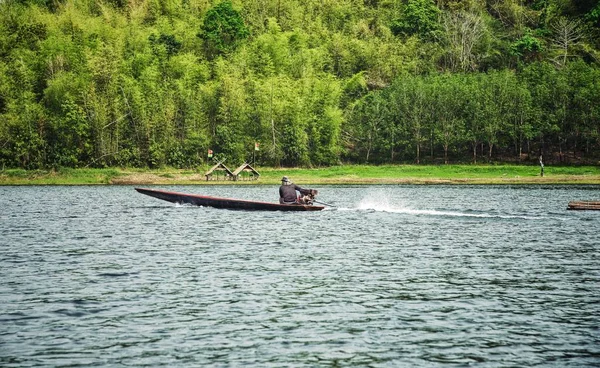 Asiatiska long tail-båt på sjön i bergen: Huai krathing, Loei, Thailand — Stockfoto