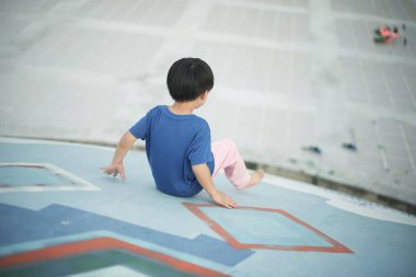 Çocuk gidiş aşağı Parkı slayt arka yüzü