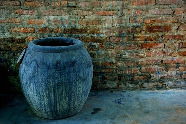 Pot pour tissu de teinture indigo au mur de briques — Photo