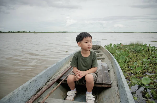 Liten pojke på en båttur på sjön — Stockfoto