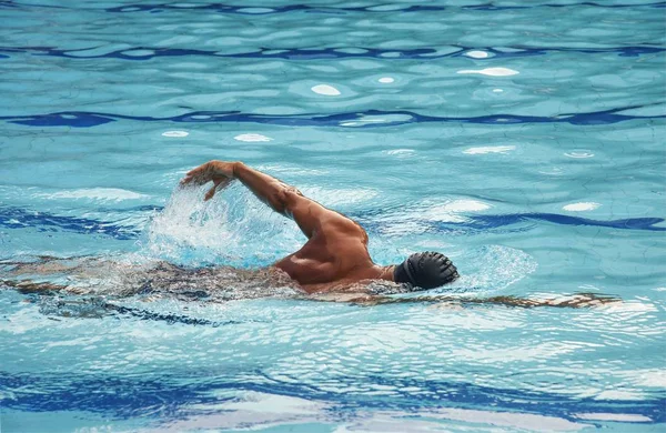 Mann schwimmt in Schwimmbad — Stockfoto