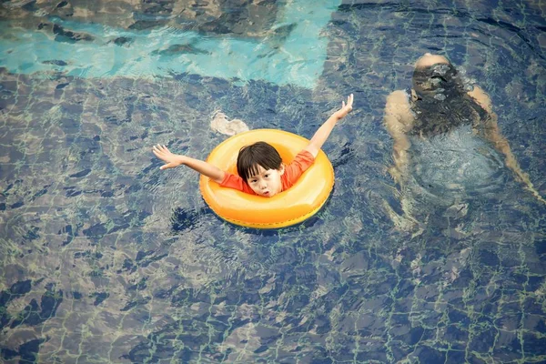 Kleiner Junge im Rettungsring hat Spaß am Pool — Stockfoto