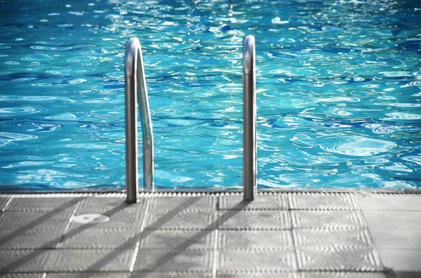 Schwimmbad mit Treppe: Unscharf — Stockfoto