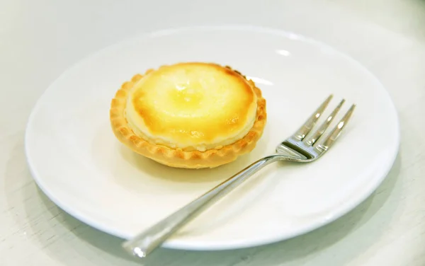 Tarta de huevo y tenedor en plato blanco: primer plano — Foto de Stock