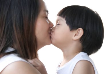 Genç Asyalı anne ve çocuğu birlikte öpüşme beyaz arka plan: yakın