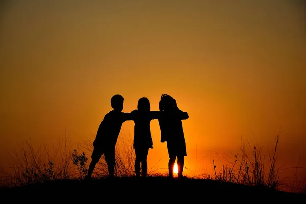 Silhueta de três crianças — Fotografia de Stock