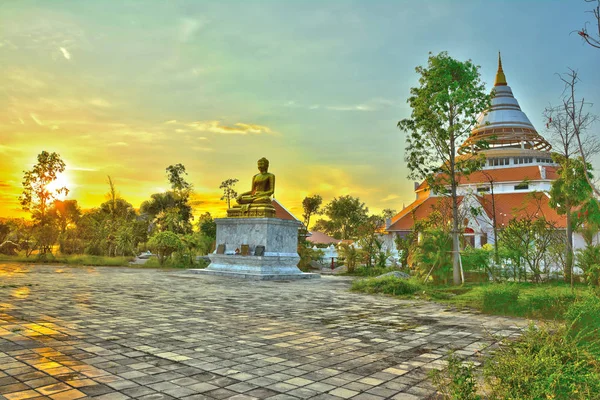 Estátua de pedra dourada de um Buda com pôr do sol, imagem HDR . — Fotografia de Stock