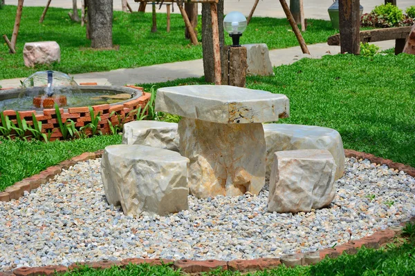 Çakıl taşları zemin mermer masa.