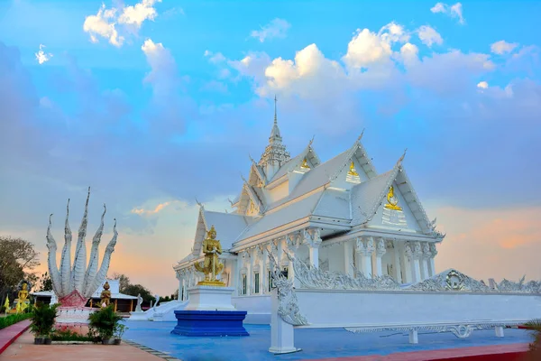 Templo branco de um Buda . — Fotografia de Stock