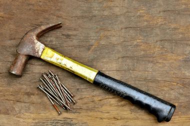 Vintage çekiç ve çivi.