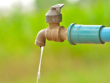 Görüntü arka plan üzerinde eski demir musluk.