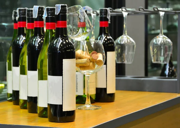 Garrafa de vinho na mesa de madeira marrom — Fotografia de Stock