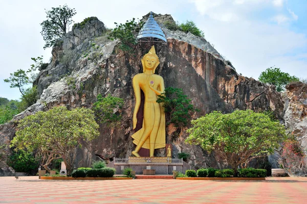 Χρυσά πέτρινο άγαλμα του Βούδα στο βουνό φόντο — Φωτογραφία Αρχείου