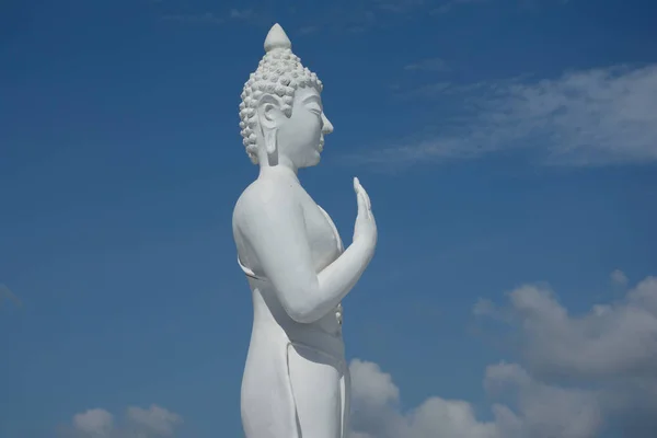 Weiße Steinstatue von Buddha. — Stockfoto